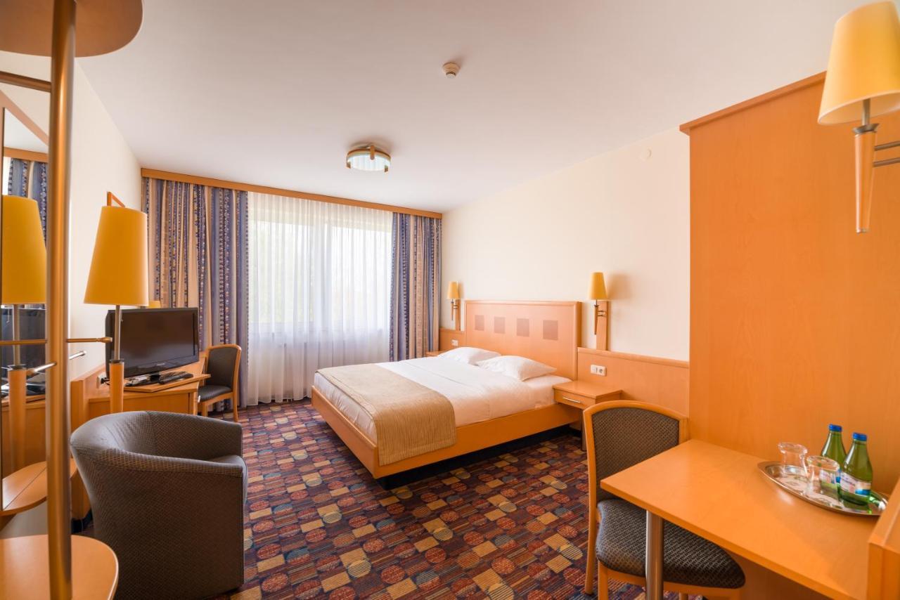 Hotel Partner Варшава Экстерьер фото