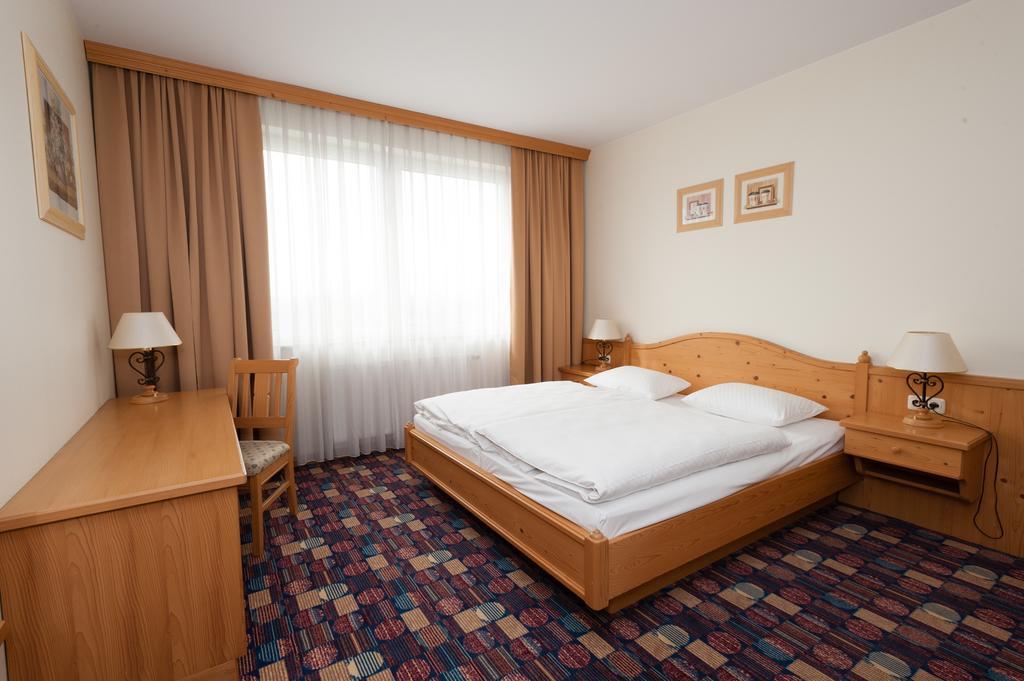 Hotel Partner Варшава Экстерьер фото