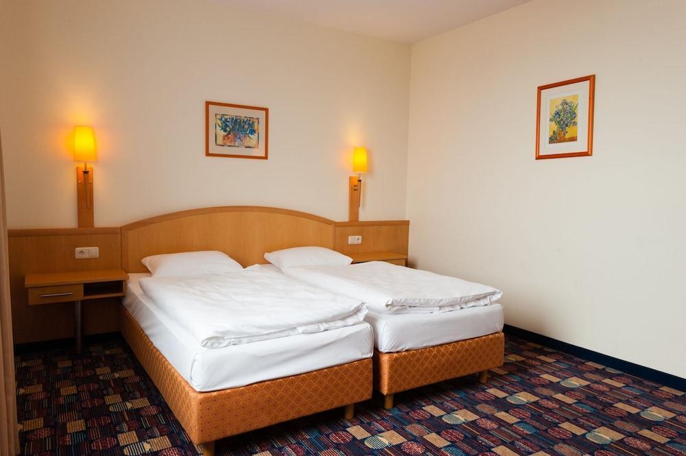 Hotel Partner Варшава Экстерьер фото