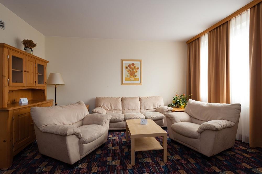 Hotel Partner Варшава Экстерьер фото