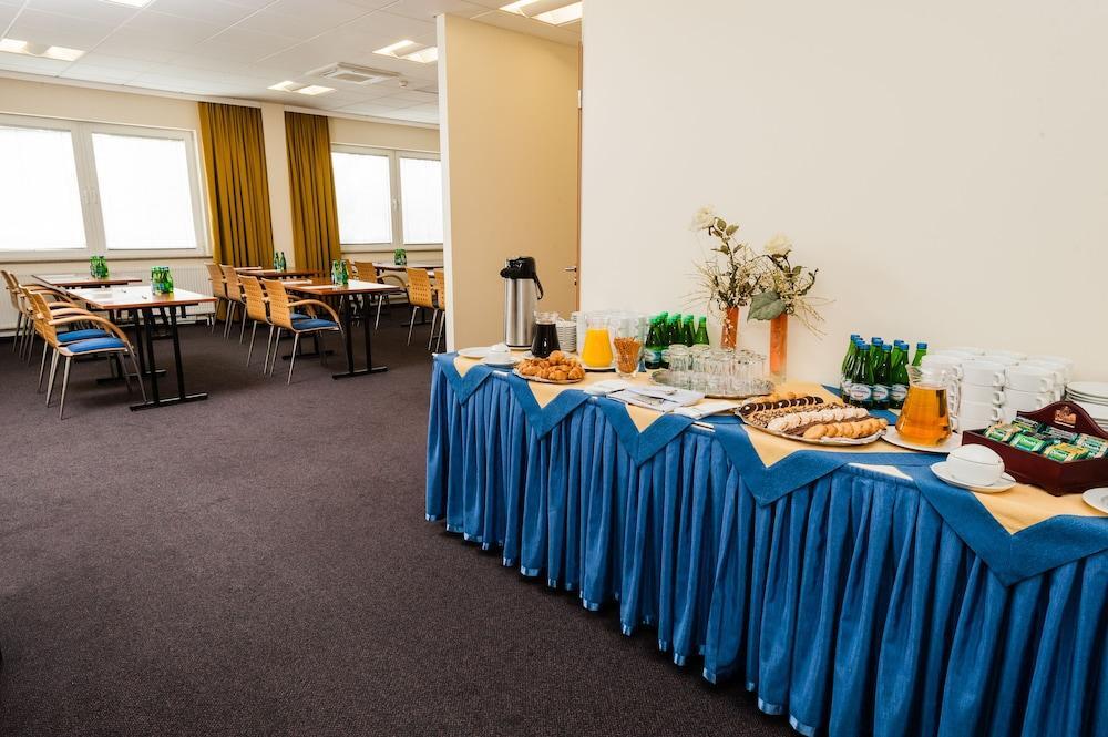Hotel Partner Варшава Экстерьер фото
